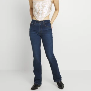 Levi’s bootcut jeans - Nästan ny. Endast använd en gång.  Original pris: 1095 kr i zalando. 