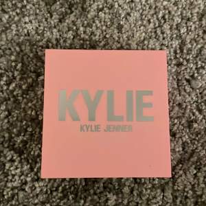 Säljer min blush från Kylie i den populära färgen Winter Kissed! Så fin kall rosa färg som ger den perfekta rouge looken😍 som pricken över i:et på din sminkning! Använd 4-5 gånger 