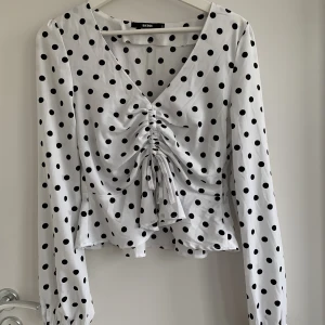 Prickig blus - Blus från BikBok! Jättesöt blus som går att dra åt i midjan!☺️