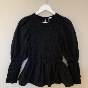 Svart blus - Jättesöt peplum topp från HM! Använd ca 1 gång 💗 Säljer pga att den är för liten