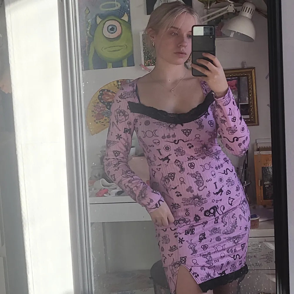 Säljer denna feta ribbstickade klänningen ifrån new girl order!🍭Knappt använd, den slutar strax över knäna och har en liten slits på vänster sida. Den är rosa (ser mer lila ut på bilderna). Klänningar.