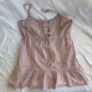 Linne/topp  - Så vackert linne med lace och paljett detaljer. Vintage Vero Moda, size S men är justerbar i banden och under bysten så passar flera storlekar. Mycket bra skick, inga deflekter. Köps via Swish (frakt 54 kr) eller köp nu 💋