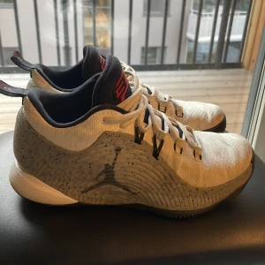 Vita korta Jordans - Fräscha sällsynt modell, storlek 42