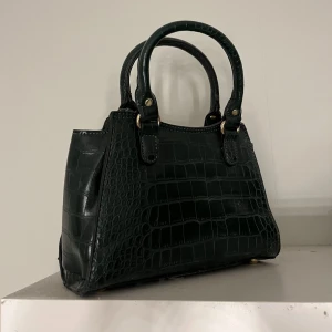 Väska  - Säljer en jätte fin väska. Denna är från Shein och har max använts typ 3 gånger. Jag använder den aldrig för har en annan väska jag alltid använder så denna passar bättre hos någon annan. 