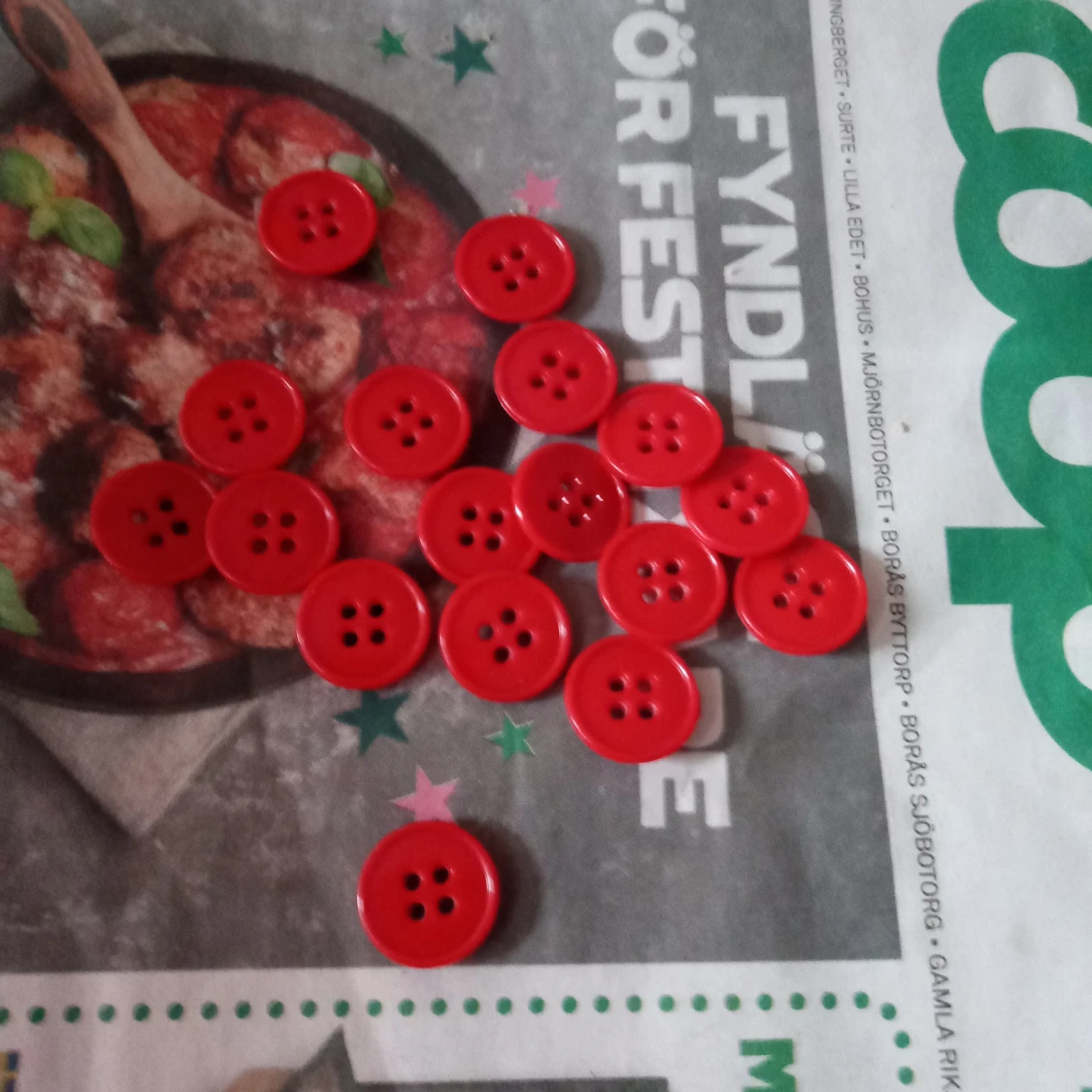 Röda små plastknappar ca 1 cm stora plast . - 91