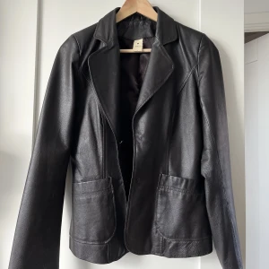 Läderjacka - I jättebra skick, viss tecken på använding se bild 3 Storlek M men mer åt S. Köpare står för frakt