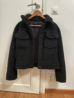 Jacka  - Jacka från ginatricot i Teddymaterial. Storlek 34 (brukar ha s) 