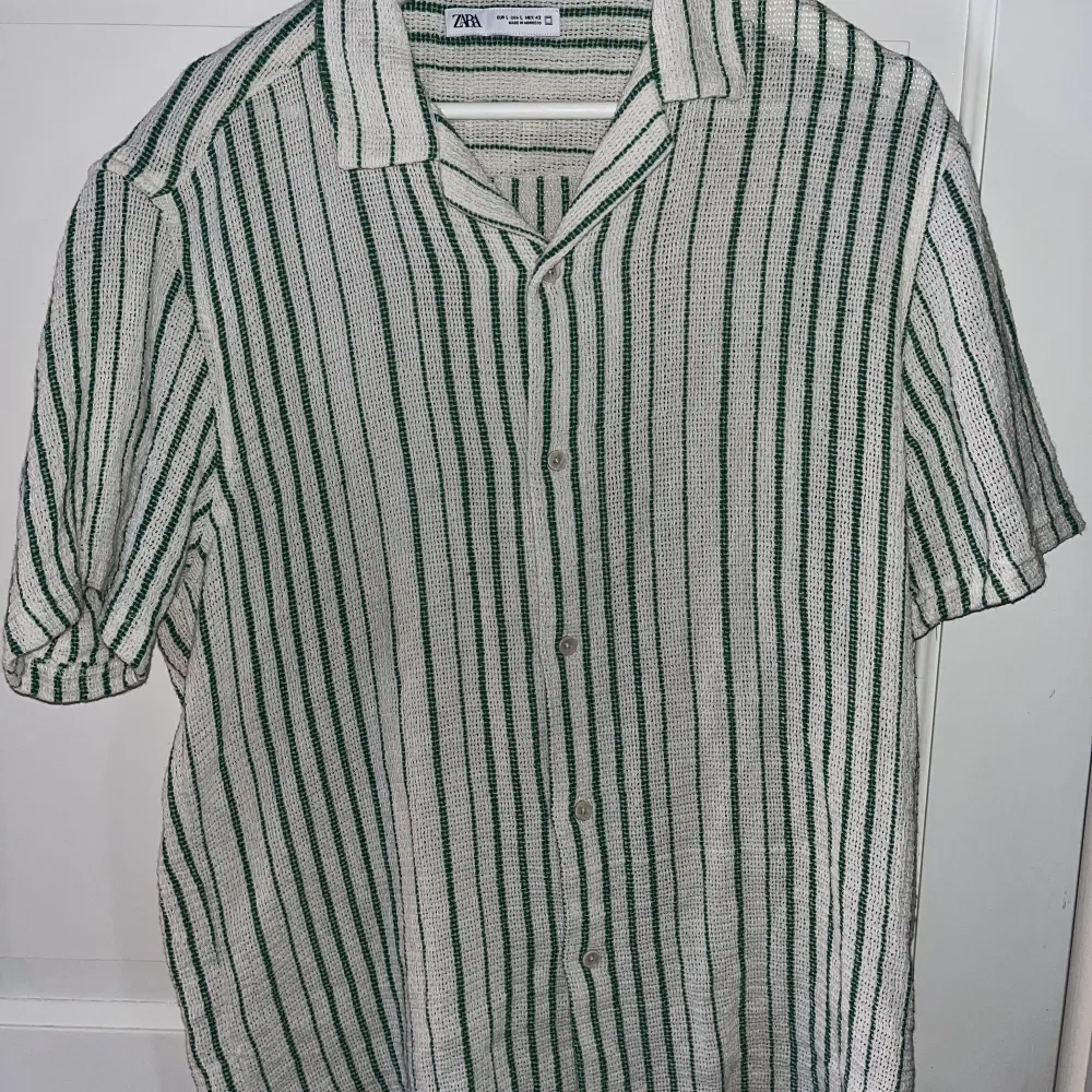 ”Stickad” sommarskjorta från Zara med bowlingkrage. Nyskick.. Skjortor.