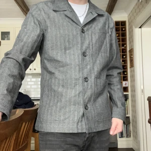 Bläck overshirt - Grå overshirt från Bläck i nyskick. Sitter tts. 