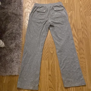 Juicy courture grå - Säljer min Juicy köpt för cirka 2 månader sen använda 4-5 gånger