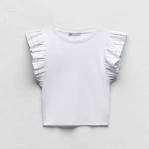 Volangtopp - En superfin vit volangtröja från zara i storlek xs. Använd endast en gång så ser ut som ny! Säljer på grund av att den aldrig kommer till användning 