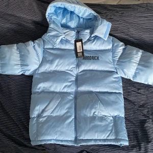 Hoodrich jacka ljusblå storlek M - Jag säljer min hoodrich jacka i storlek M i. Jackan är helt ny och aldrig använd (Pris kan diskuteras)