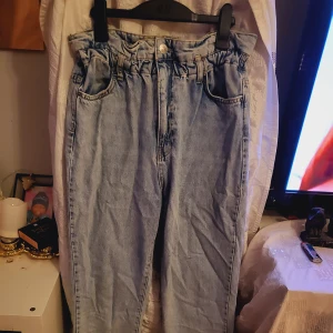Jeans paperbag gina 40 - Bara legat i lådan tyvärr, fin hög midja med rynkad kant.  Behöver en strykning
