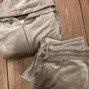 Beigt velour sett  - Sättet är knappt använt och väldigt bra skick. Byxorna är lite stora i storlek men går att knyta åt så sitter ändå bra. Både tröjan och byxorna är storlek s. Priset kan sänkas vid snabb affär. (Köpare står för frakt)