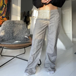 Cargopants - Randiga cargopants från bershka som är så fina men de har blivit lite förstora för mig tyvärr. Är i storlek 40 men sitter snyggt oversized på typ 38 om man gillar det. Randiga i marinblått och vitt. Fint skick!! 