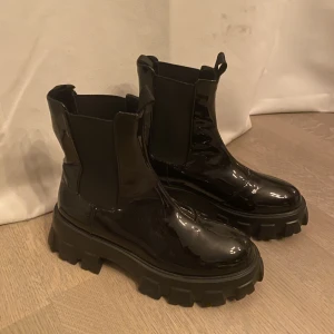 Svarta boots - Storlek 38 (normal storlek, varken små eller stora i storleken).
