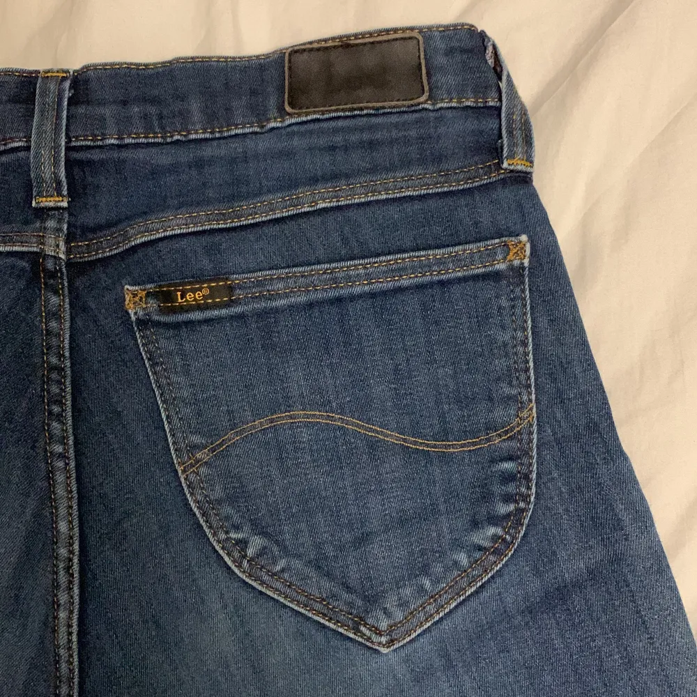Jättesnygga byxor! Jag säljer de här Lee byxorna för att de inte är min stil längre. köpte de på en secondhandbutik. De är rätt så slitna så det är därför jag säljer de för 80 kronor😃 (Är även öppen för byten med andra jeans). Jeans & Byxor.