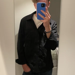Svart Overshirt - En svart overshirt från COS i storlek S. Inga defekter då den är väldigt sparsamt använd. Köpt för cirka 800kr. Skriv privat vid frågor/funderingar! ☺️