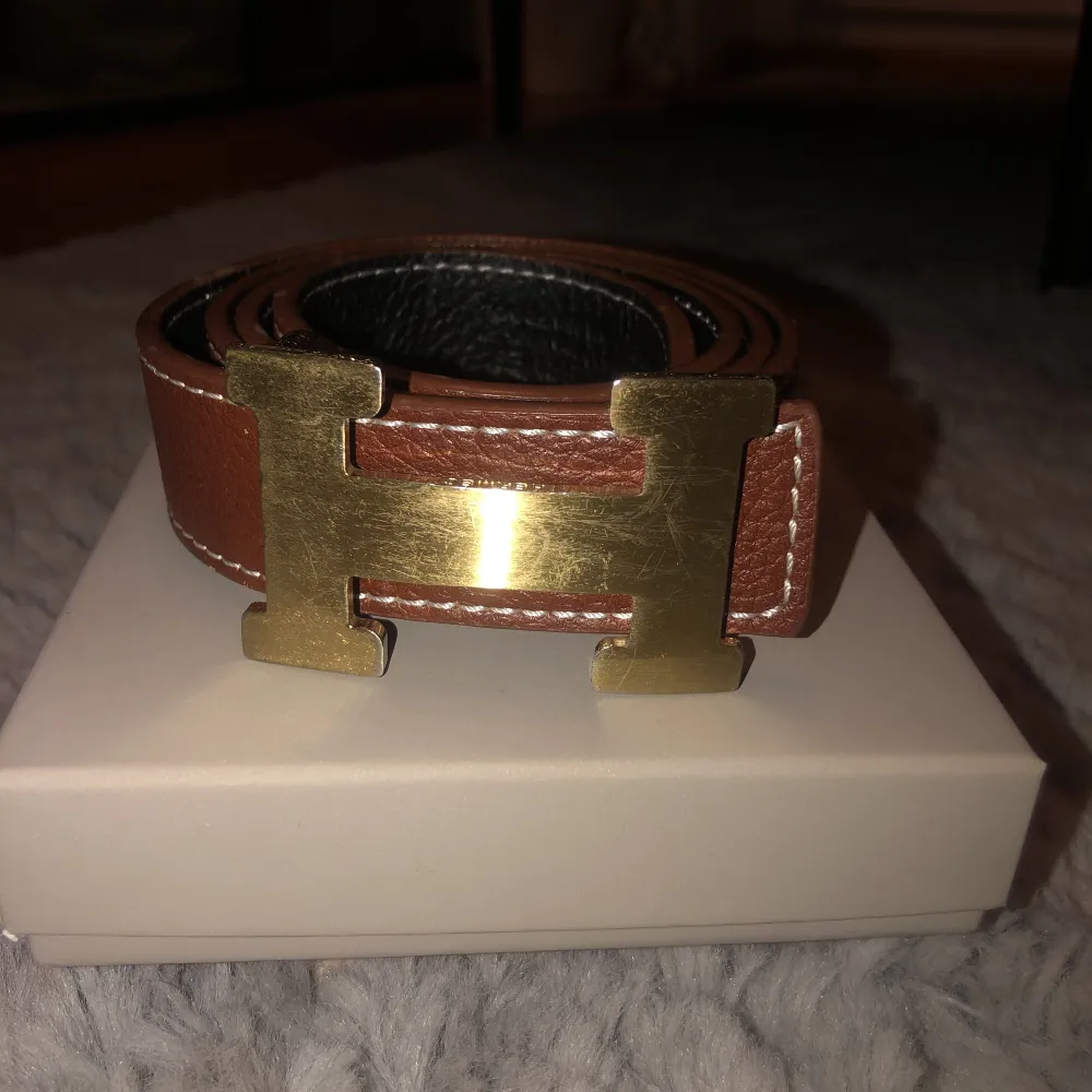 Brun och guld Hermes bälte dam  3 cm bred Slöhets pga av garderobs rensning  Aldrig använt!   Vet ej om den är äkte me inköpt i Hongkong därav billiga priset.  Först till kvarn! . Accessoarer.