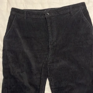 Svarta manchesterbyxor  - svarta manchesterbyxor från Pieces