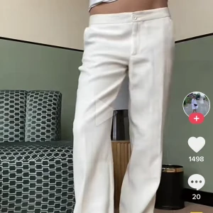 Linne byxor - Säljer dessa fantastiska linne byxor som jag köpte här på plick! Kanten är dock uppsprättad och lite smutsiga nere vid fötterna. Tyvärr för små för mig och passar någon som är kring 170⭐️ Innebenslängd; 78cm  Midja: 40 cm rakt över