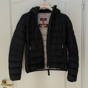 Parajumper - Jättefin jacka i nyskick!! Den är tyvärr för tight i ärmarna för mig så kommer inte till nån användning, längesen jag köpte den men tror nypris var runt 3500. Passar XXS/XS/S. Pris går att diskutera vid snabb affär 