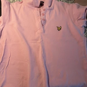 Lyle & scott pikétröja  - Lyle & scott piké tröja storlek M . Som en small /medium. Nyskick   Köparen står för frakt