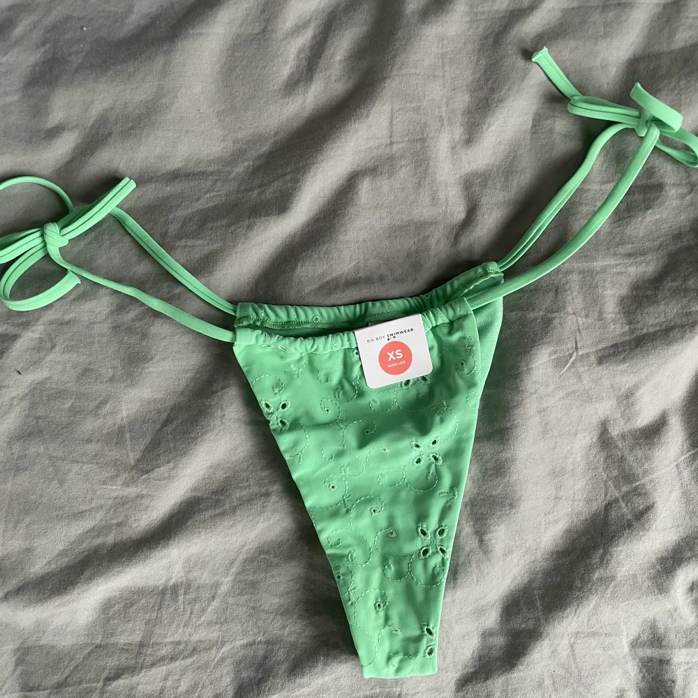 Gröna nya bikinitrosor från Bikbok. Övrigt.