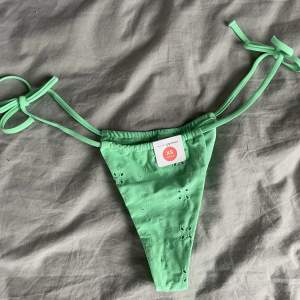 Gröna nya bikinitrosor från Bikbok