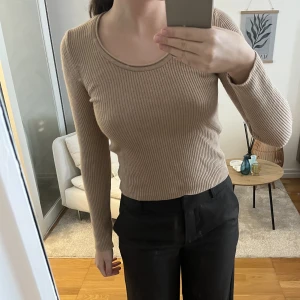 Stickad tröja - stickad tröja i beige från zara. Köparen står för frakten