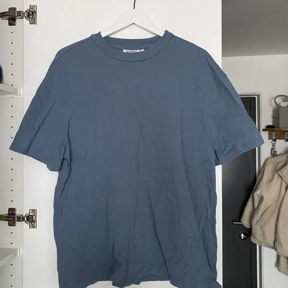 T-shirt boxig herrmodell från weekday. Kan mötas upp i Göteborg, annars står köparen för frakten. T-shirts.