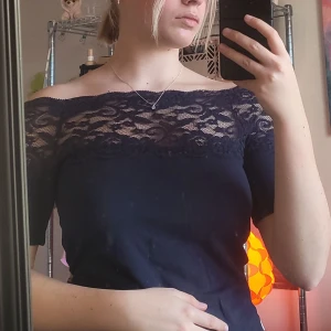 Off-shoulder topp  - Blå Off-shoulder topp från JDY!💙 Använd fåtal gånger, så i fint skick!