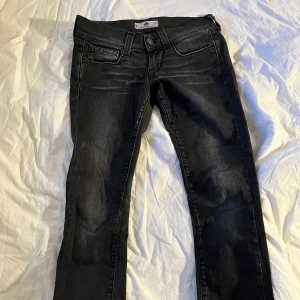 Lågmidjade straight jeans - Säljer dessa superfina jeansen i bra skick då jag enbart använt de en gång. :)🫶🫶 Storleken ser ni på lappen i en av bilderna. Passar mig som har xs/32 i byxor.✨✨🪩