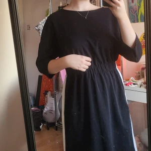 Svart klänning  - Svart klänning med vita streck i sidorna!🖤 Fint skick 