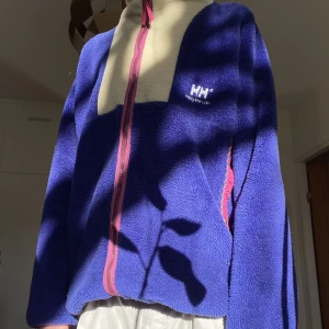 90s Helly Hansen Fleecetröja XL - Skitsnygg, mysig och härlig vintage fleecetröja från Helly Hansen, från 90-talet men inga defekter. Smutset i andra bilden skakade jag bort efter men orkade inte ta en till bild hoppas det är lugnt mvh/ lokal dräng