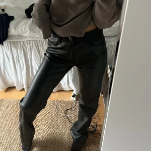 skinnbyxor  - sjukt balla skinnbyxor från zara i storlek 36 💗