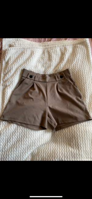 Super sköna shorts i beige brun färg 