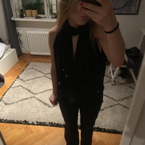 Satin topp - Säljer denna snygga topp från zara. Använd en gång, absolut 0 defekter är som ny❤️