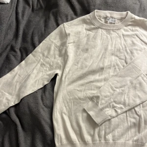 Finstickad tröja Zara Storlek 164 - Finstickad tröja ZARA, storlek 164💕 fint skick, aldrig kommit till användning💕beigevit