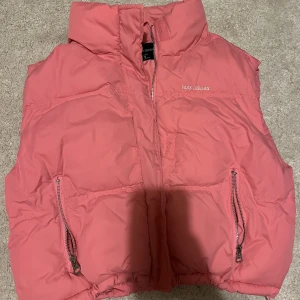 Croppad rosa väst  - En så fin croppad väst från new yorker i denna härliga rosa färg, passar så bra nu till våren/sommaren 💖 antingen stylad lite coolare då den är kort, eller lite gulliga! 😍 i strl S och aldrig använd! 