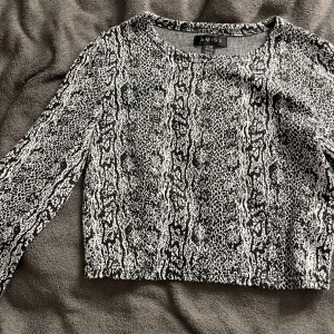 Kamouflage tröja Storlek 38 - Tröja i storlek 38, bra skick💕