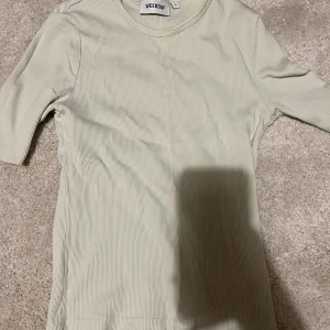 Mintgrön T-shirt  - En T-shirt från weekday i den superduper söt o somrig mintgrön färg 🥰 har en liten ”fläck” som garanterat går bort vid tvätt vid halsringen. I strl xs 