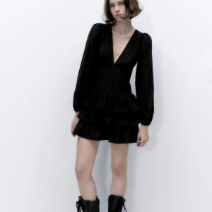 Zara - Så fin zara klänning som är helt ny med prislapp kvar i st s. Orginalpris 500! Skriv privat vid intresse💕💕råkade köpa 2 av samma