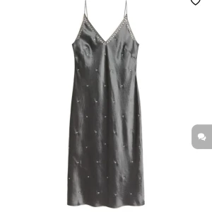 Arket klänning - Säljer denna snygga klänning från arket som är slutsåld! Strl 34