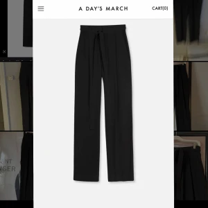 A day’s march sidenbyxor - Svarta byxor från a days march i 100% matt siden i relaxed kostymmodell med hög midja och tillhörande sidenbälte. Modellen boudicca, storlek 36, finns på a days march hemsida för fler bilder. Nypris 1995kr, jättefint skick endast använda 1 gång.