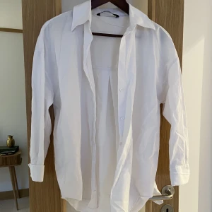 Vit skjorta Zara - Boxig lite OZ skjorta från zara. Superfint skick, använd ett fåtal gånger endast. 