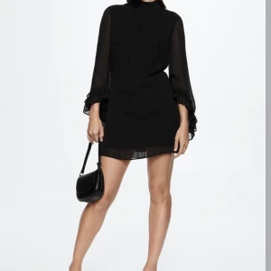 Svart klänning  - Svart klänning med volang ärmar. Endast använd en gång.