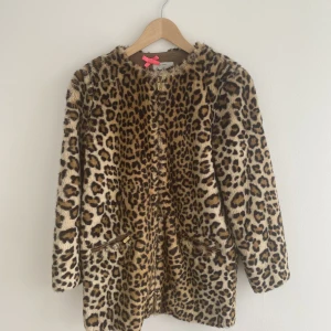 Pälsjacka  - Supersnygg pälsjacka/kort kappa från Pepe Jeans i storlek XS. Nyskick! 