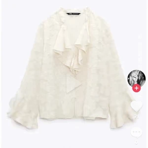 Blus - En superfin blus från Zara! Använt nästan 1 gång då den inte passa mig så bra, strl S💕💕Köpt för 359kr!