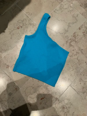 Sommar topp  - Jätte fin sommartopp kom aldrig till användning så är som i stort sätt ny 